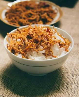 ăn khô gà với cơm nóng